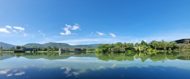户外蓝天白云草地树林图片