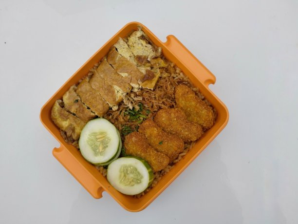 荤素搭配的美味盒饭