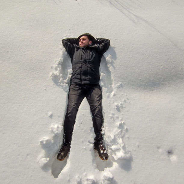 一家人躺在雪地里