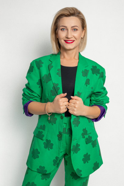 红衣图案优雅美人