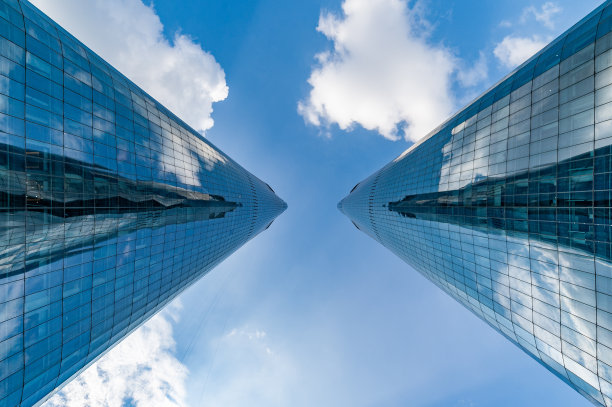 现代玻璃幕墙高楼与绿树