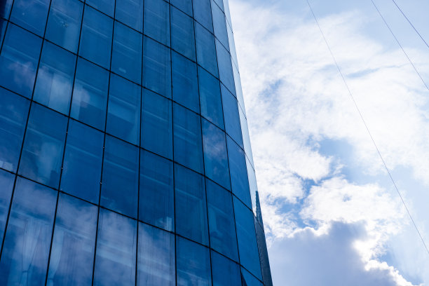 现代玻璃幕墙高楼与绿树