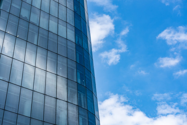 现代玻璃幕墙高楼与绿树