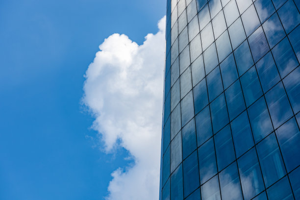 现代玻璃幕墙高楼与绿树