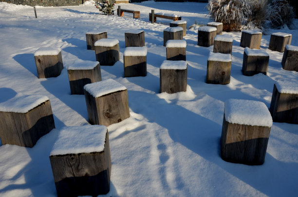 广场积雪草坪