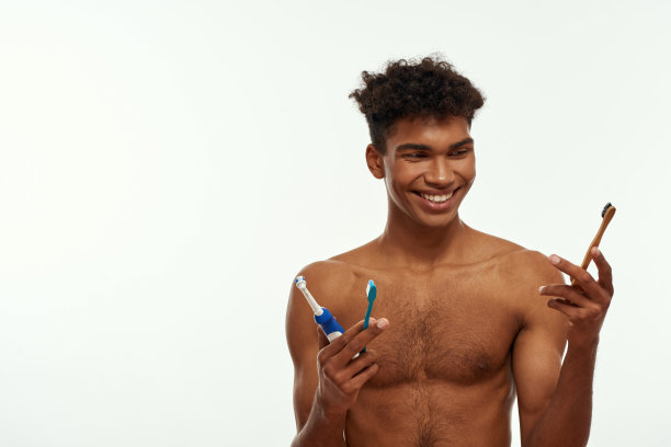 年轻男士用电动牙刷刷牙