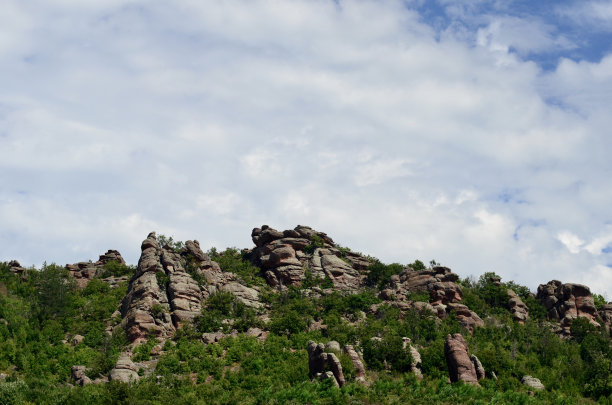 峡谷风光峭壁绿植蓝天