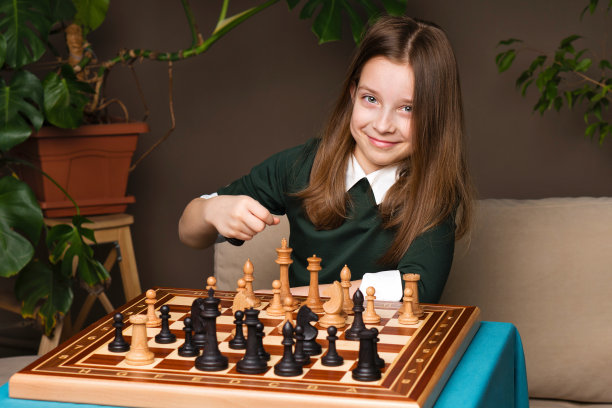 小女孩在认真的下国际象棋