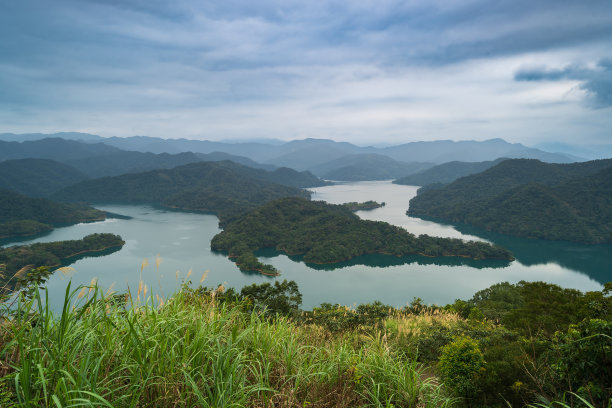 山间湖泊风景画