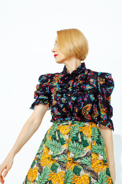 红衣图案优雅美人