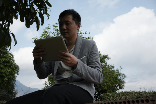 仅一个中年男人