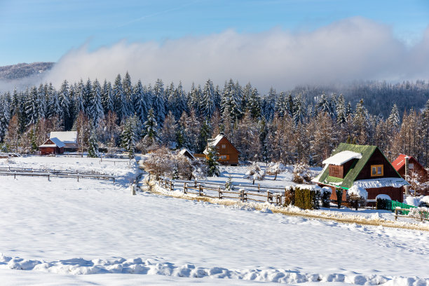 山区农家小雪覆盖
