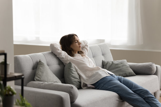 宽敞明亮的客厅沙发