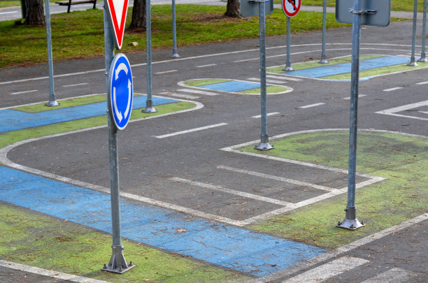 学校道路标识牌