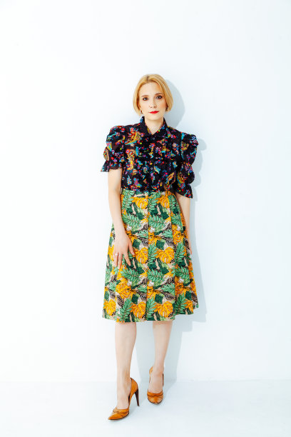 红衣图案优雅美人