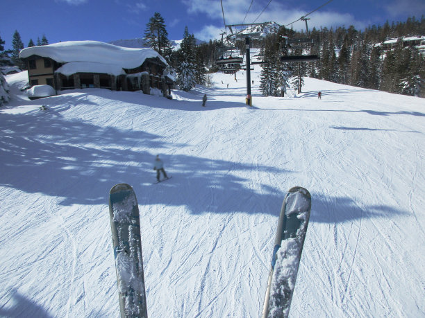户外滑雪场滑雪道正面