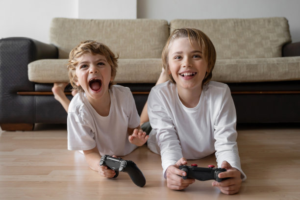 快乐家庭在家客厅一起玩电子游戏