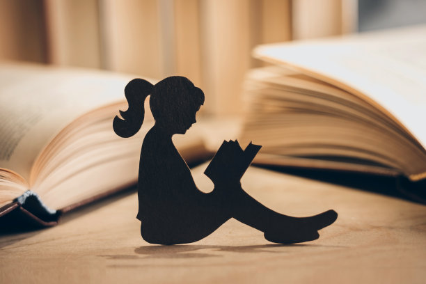 读书的女孩塑像