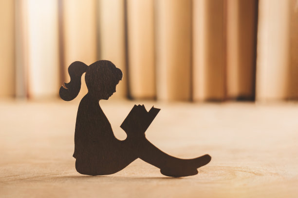 读书的女孩塑像