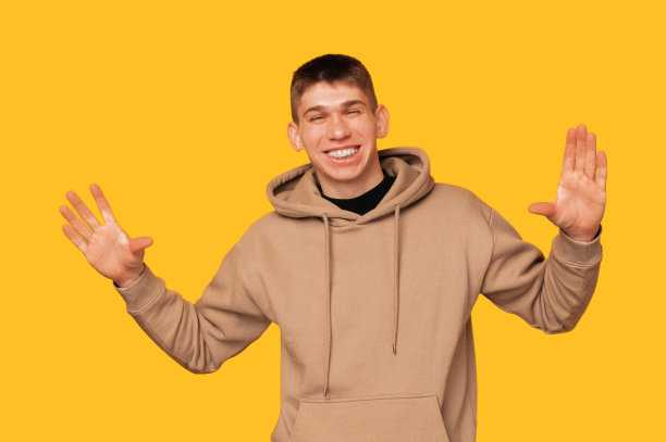 友善姿态张开双手微笑迎接你