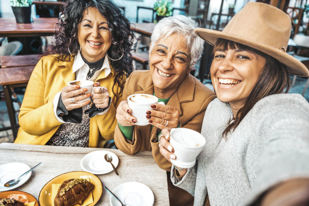 社区食堂老年餐桌