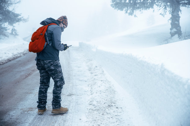 行走在雪地中的人