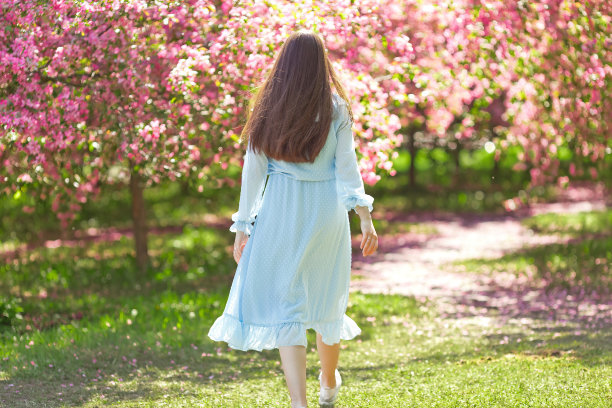 香水女孩背影