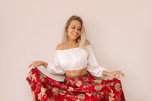 红衣图案优雅美人