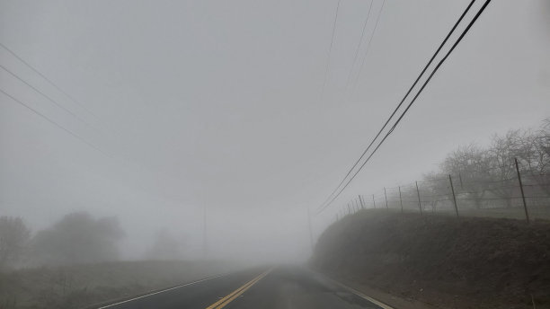 雾霾天高速公路开车