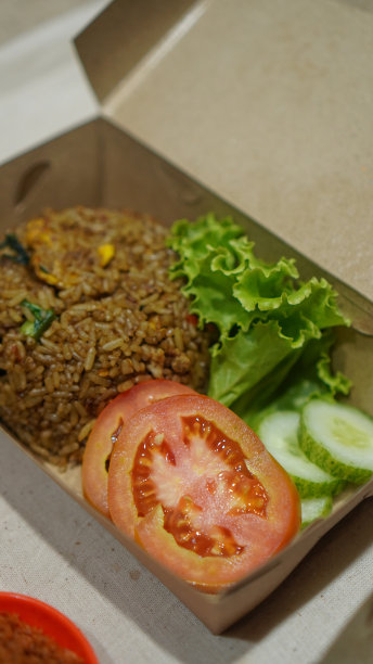 荤素搭配的美味盒饭