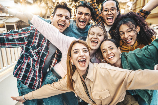 年轻的情侣在一起