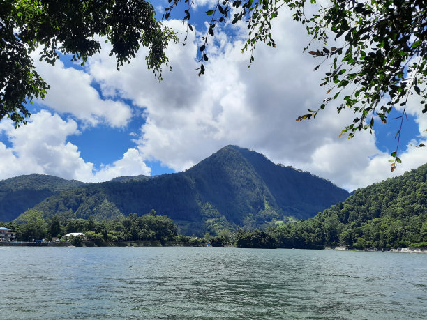 山间翠湖