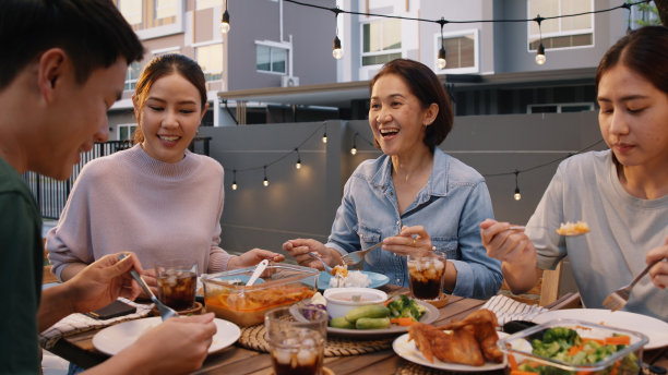 夜晚野炊的美味佳肴