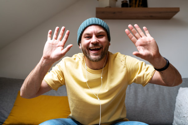 友善姿态张开双手微笑迎接你