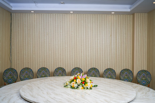 会议室内整齐的桌椅