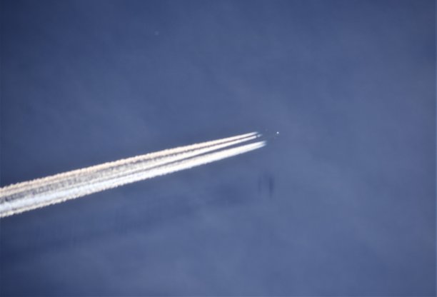 飞机掠过云海