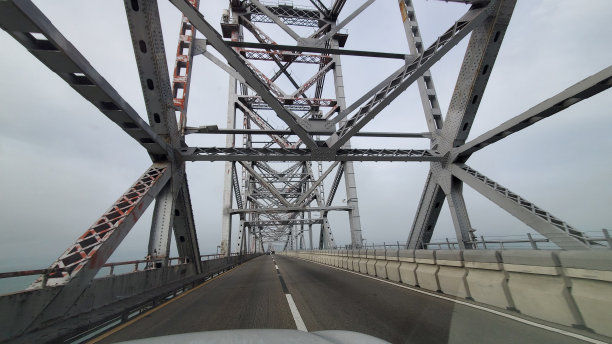 航拍白色跨海大桥