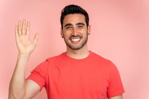 友善姿态张开双手微笑迎接你