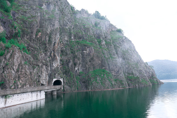 烟雨江面