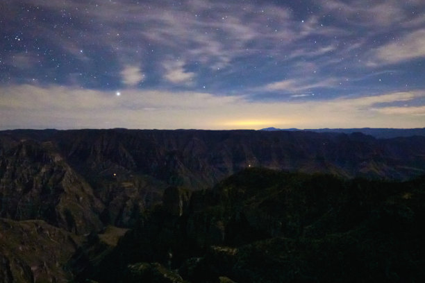 在沙漠星空下露营