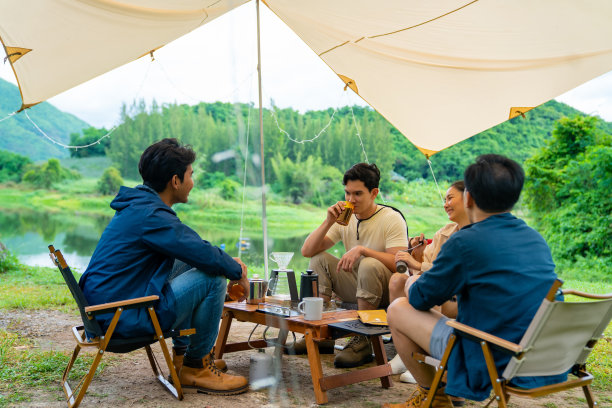 一群中老年人露营地喝咖啡聊天