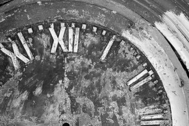 破旧钟