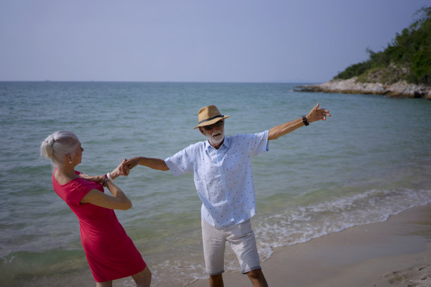 在海边跳舞的老夫妇