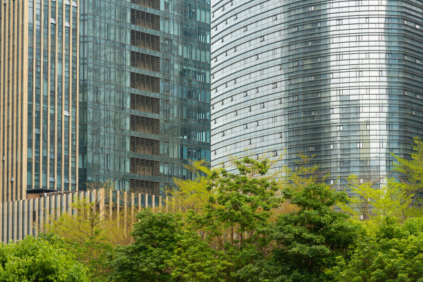 现代玻璃幕墙高楼与绿树