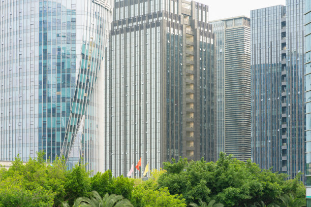 现代玻璃幕墙高楼与绿树