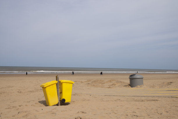 沙滩上的垃圾篮