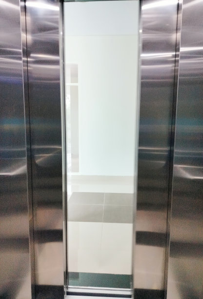 从在电梯里的角度拍摄