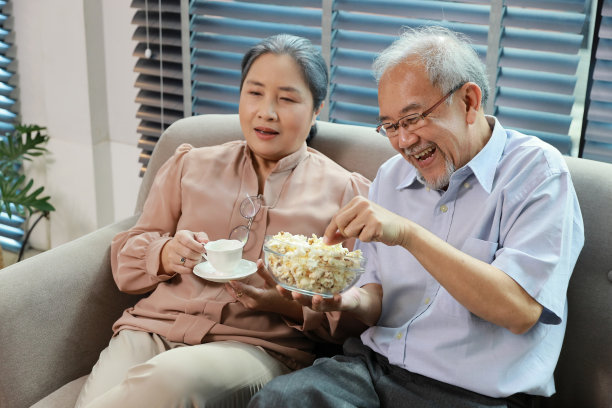 亚洲老年夫妇相互拥抱的肖像。