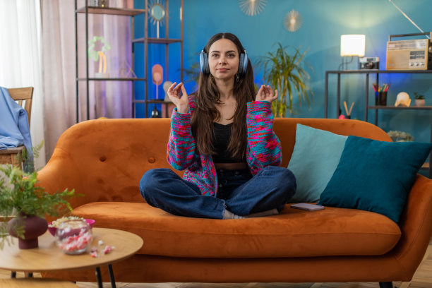 瑜伽广告瑜伽人物图片