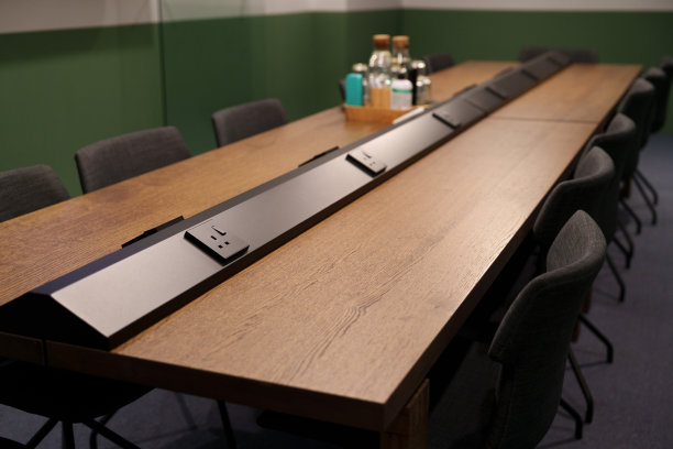 会议室内整齐的桌椅